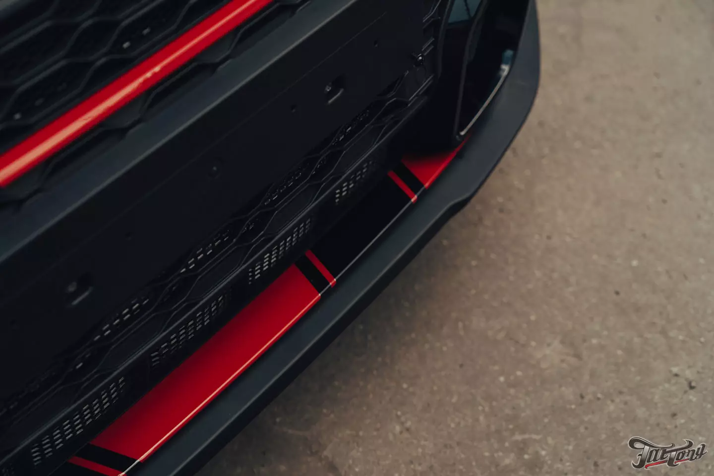 Оклейка Mini John Cooper Works глянцевым полиуретаном, наклейки на кузов, комплексная шумоизоляция, установка новых дисков, керамика дисков и суппортов